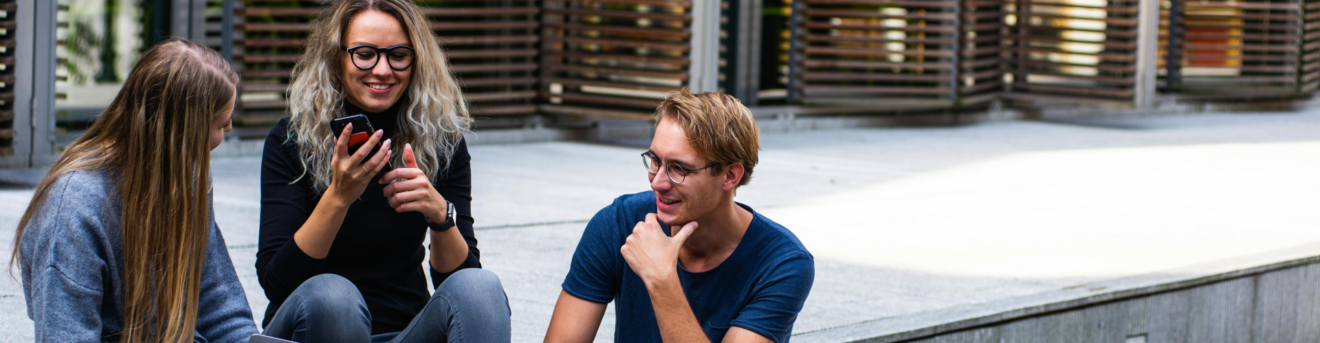 Studenten auf Treppe backgroundimage