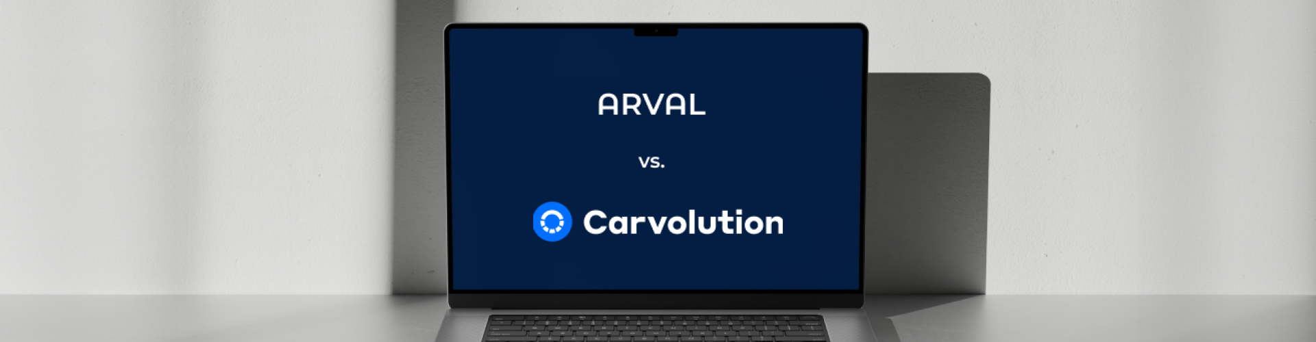 Dieses Bild zeigt den Wettbewerb zwischen Arval und Carvolution, symbolisiert durch die Logos der Unternehmen auf einem Laptopbildschirm.