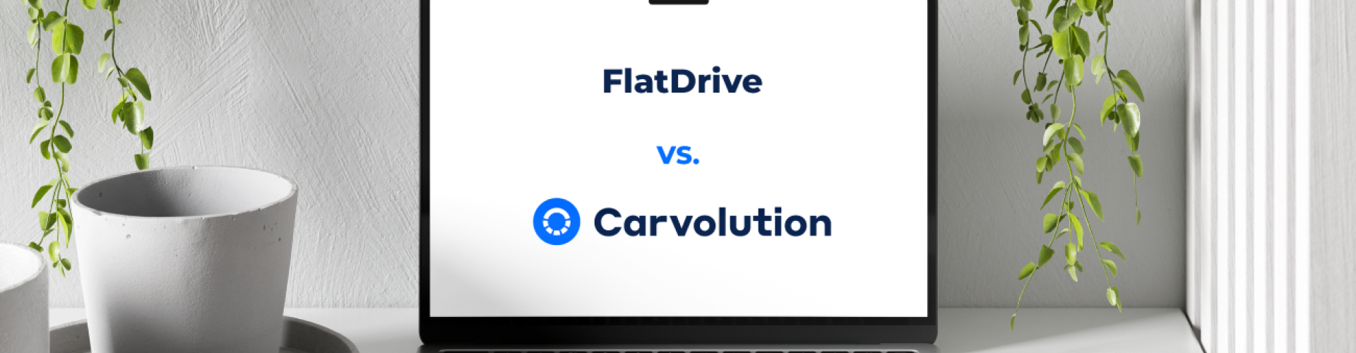 Dieses Bild zeigt den Wettbewerb zwischen Flatdrive und Carvolution, symbolisiert durch die Logos der Unternehmen auf einem Laptopbildschirm.