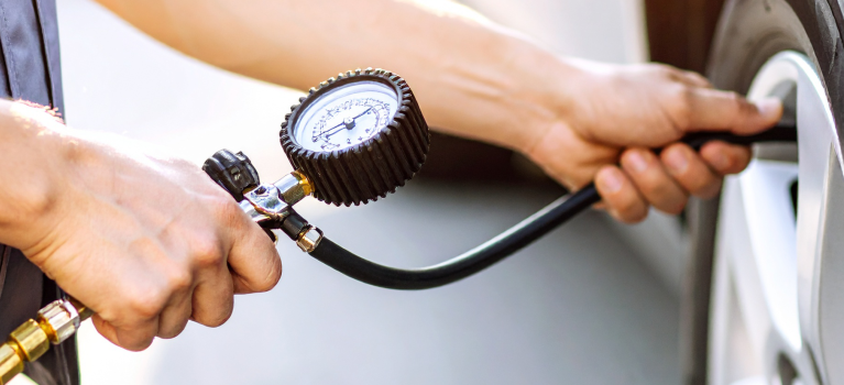 Reifendruck richtig messen Background