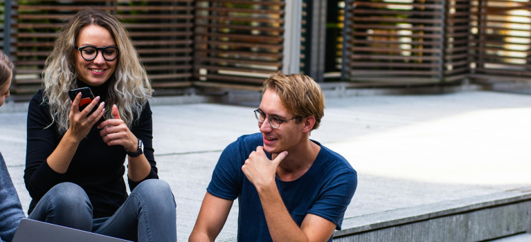 Studenten auf Treppe backgroundimage