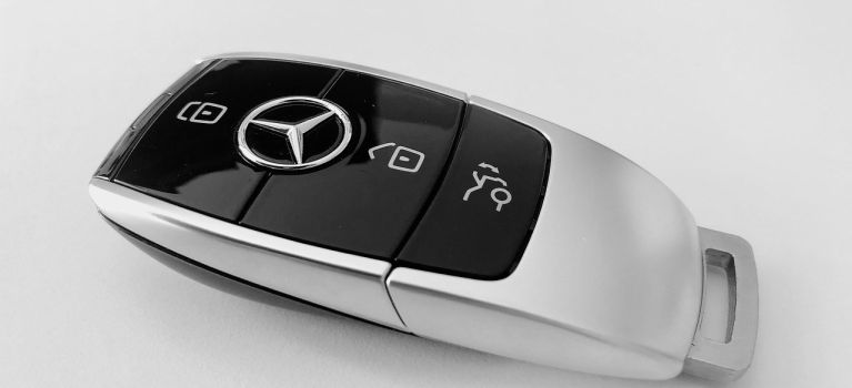 Les clés de voiture symbolisent le piratage de la vie.