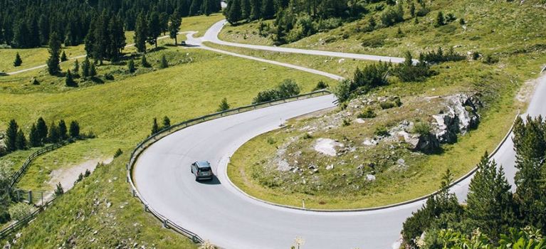 Autofahrt auf einer Schweizer Straße in den Bergen