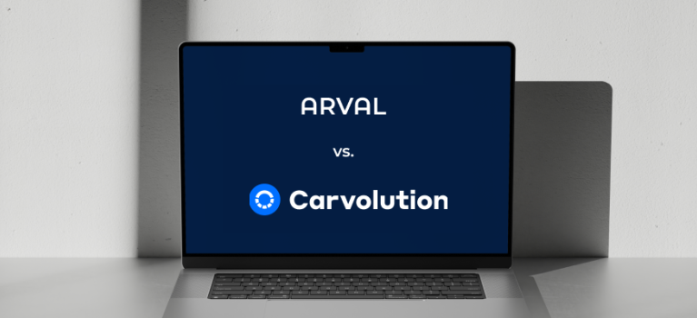 Dieses Bild zeigt den Wettbewerb zwischen Arval und Carvolution, symbolisiert durch die Logos der Unternehmen auf einem Laptopbildschirm.