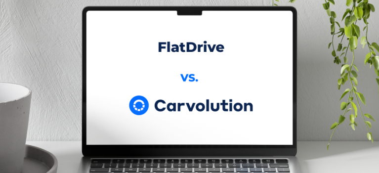 Dieses Bild zeigt den Wettbewerb zwischen Flatdrive und Carvolution, symbolisiert durch die Logos der Unternehmen auf einem Laptopbildschirm.