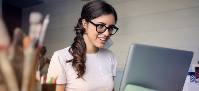 Jeune femme regardant un ordinateur