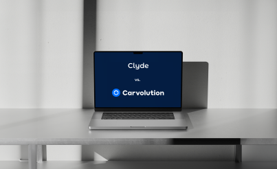 Dieses Bild zeigt den Wettbewerb zwischen Clyde und Carvolution, symbolisiert durch die Logos der Unternehmen auf einem Laptopbildschirm.