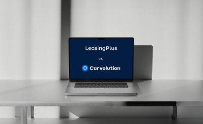 This picture shows the competition between Leasingplus from Amag and Carvolution, symbolised by the companies' logos on a laptop screen.