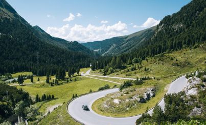 Autofahrt auf einer Schweizer Straße in den Bergen