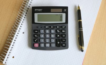 Calculatrice sur papier avec stylo.