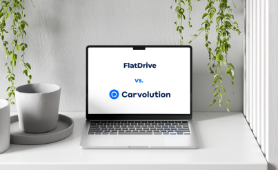 Dieses Bild zeigt den Wettbewerb zwischen Flatdrive und Carvolution, symbolisiert durch die Logos der Unternehmen auf einem Laptopbildschirm.